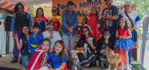 Ni&ntilde;os y adultos llevaron a sus mascotas para que sean protagonistas en la pasarela.