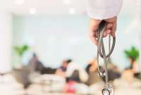 Personal médico refuerza la atención en el Hospital San Luis de Otavalo, provincia de Imbabura.