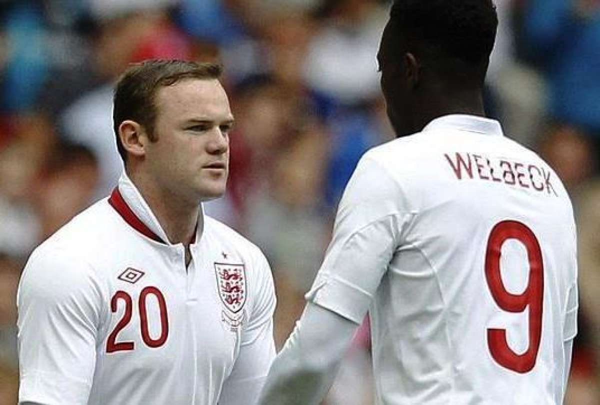 Danny Welbeck (d) estar&aacute; en el ataque ingl&eacute;s, al igual Wayne Rooney, quien llega a su tercer mundial.