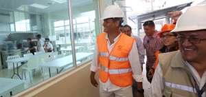 El mandatario durante un recorrido por el Hospital Jos&eacute; Mar&iacute;a Velasco Ibarra. 