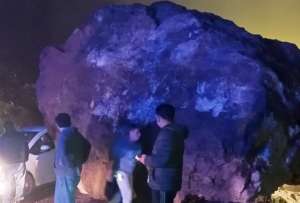 La ca&iacute;da de una roca oblig&oacute; al cierre temporal de la v&iacute;a Riobamba&ndash;Cuenca en el sector Gonzol.