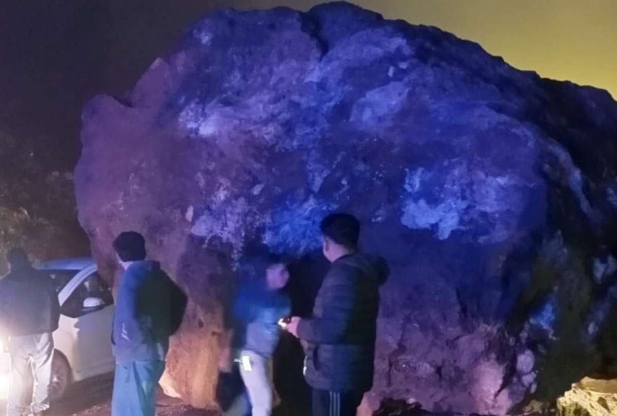 La ca&iacute;da de una roca oblig&oacute; al cierre temporal de la v&iacute;a Riobamba&ndash;Cuenca en el sector Gonzol.