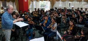 Patricio Aizaga, director de la Orquesta Sinf&oacute;nica Juvenil del Ecuador, en un ensayo previo al concierto del s&aacute;bado.