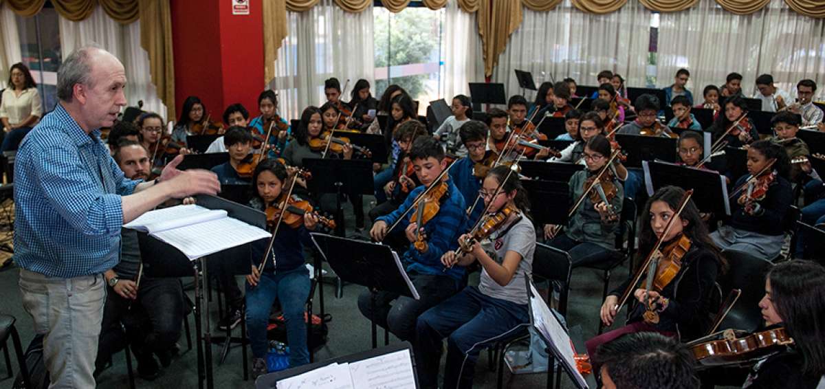 Patricio Aizaga, director de la Orquesta Sinf&oacute;nica Juvenil del Ecuador, en un ensayo previo al concierto del s&aacute;bado.