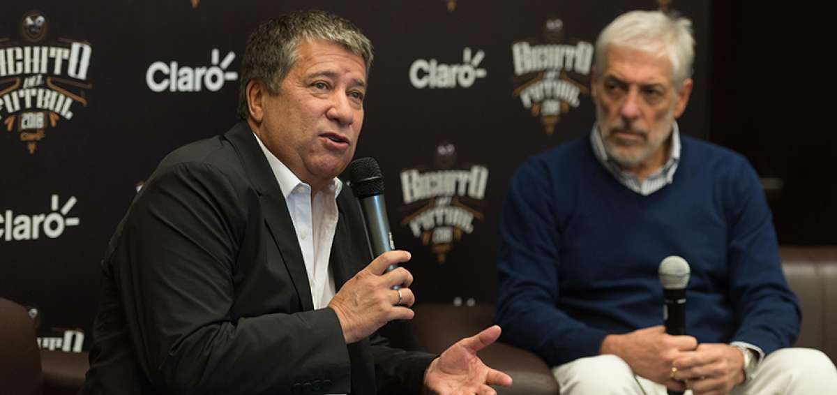 El t&eacute;cnico Hern&aacute;n Dar&iacute;o &lsquo;Bolillo&rsquo; G&oacute;mez (i) y el periodista Jorge Barraza durante un conversatorio con la prensa en el hotel Sheraton de Quito.