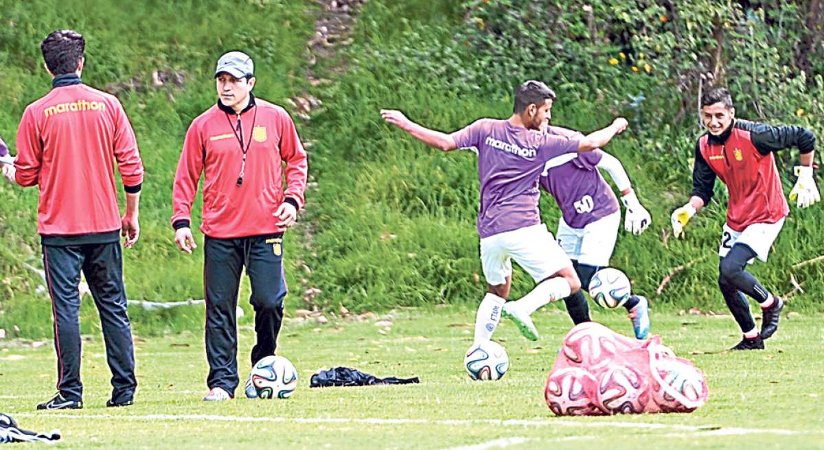 El cuerpo t&eacute;cnico del equipo austral inici&oacute; el trabajo en el complejo de Patamarca, que fue vendido y solo podr&aacute; utilizar hasta julio. Foto:  Jos&eacute; Luis Llivisaca / El Tel&eacute;grafo