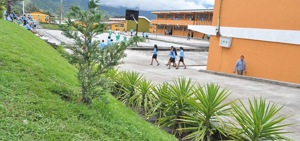 El proyecto educativo del plantel tiene como eje el estudiante, en contacto vital con la sociedad y la naturaleza.   