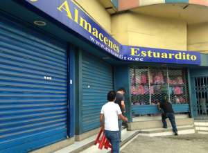 Los empleados del establecimiento cerraron las mallas corredizas una vez dada la orden. Foto: H&eacute;ctor Marcillo / El Tel&eacute;grafo