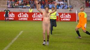 Eugenio Derbez corre desnudo durante un partido del Barcelona y anota un gol  (VIDEO)