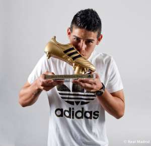James Rodr&iacute;guez recibe la Bota de Oro del Mundial de Brasil