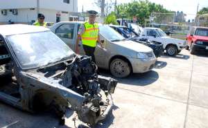 M&aacute;s de una docena de agentes policiales participaron en el allanamiento en Pasaje. Foto: Fabricio Cruz