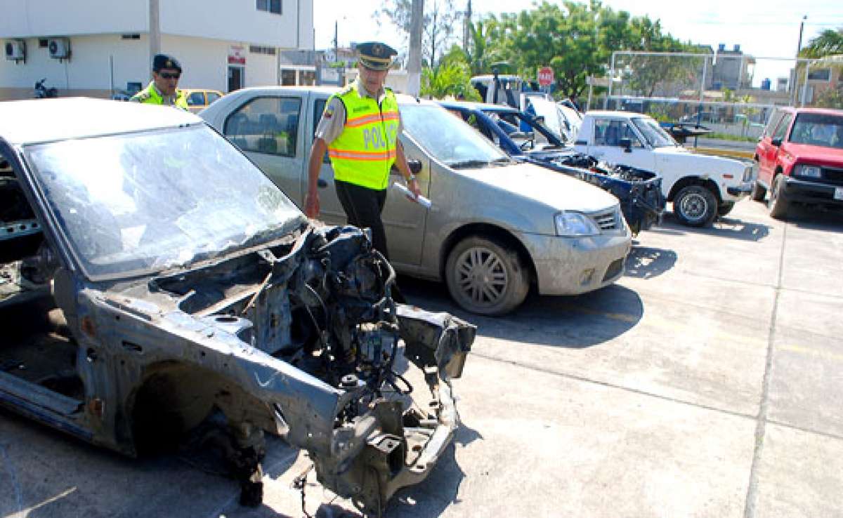 M&aacute;s de una docena de agentes policiales participaron en el allanamiento en Pasaje. Foto: Fabricio Cruz