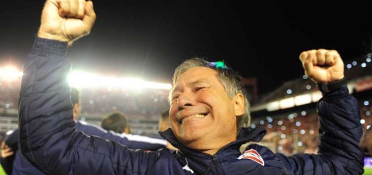 Alerta roja de Interpol contra hincha violento por extorsi&oacute;n al DT de Independiente