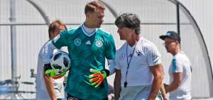 El entrenador de Alemania, Joachim L&ouml;w, conversa con el guardameta titular Manuel Neuer, en una sesi&oacute;n de entrenamiento en el Park Arena.