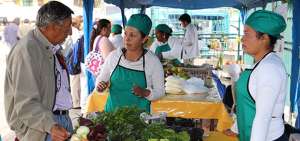 Unos 50 emprendedores rumi&ntilde;ahuenses asistieron a la I Feria Agropecuaria Cultiva Vida. En la foto, una productora de vegetales habla con un cliente.