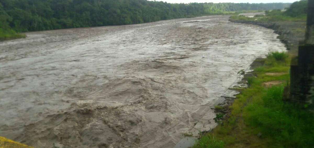 Las aguas del r&iacute;o Upano aumentaron de caudal el s&aacute;bado anterior y pusieron en riesgo a las familias que habitan en sus playas. Facebook Ronan El Real