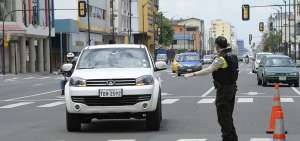 Los polic&iacute;as portan mascarillas mientras cumplen los operativos de control durante el estado de excepci&oacute;n y el toque de queda en todo el pa&iacute;s.