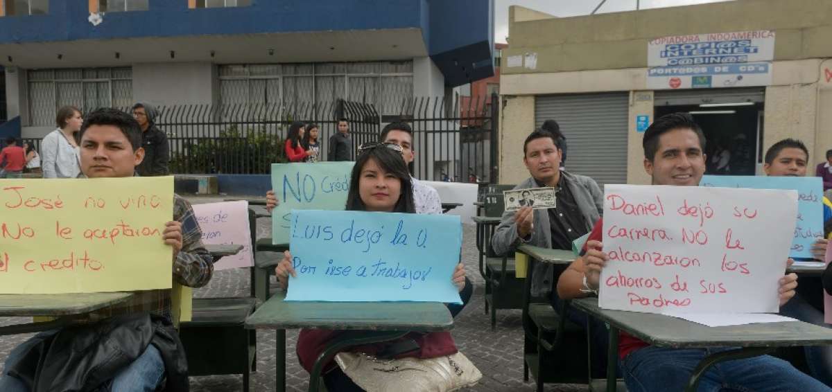 Estudiantes universitarios manifiestan con carteles su rechazo a las propuestas de privatizar la educaci&oacute;n superior.