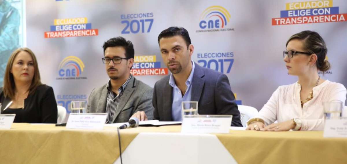Juan Pablo Pozo (centro) indic&oacute; que los resultados de encuestas podr&aacute;n publicarse hasta 10 d&iacute;as antes de los comicios.