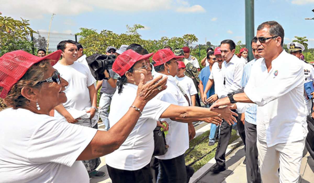 Antes de la ceremonia de entrega de los veh&iacute;culos, Rafael Correa hizo una visita sorpresa al Parque Samanes. Foto: Cortes&iacute;a / Presidencia de la Rep&uacute;blica