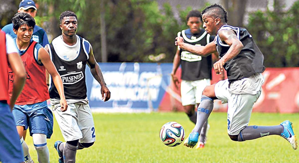 Miler Bola&ntilde;os (der.) ser&aacute; el referente de ataque de los azules. En el partido de ida, el delantero marc&oacute; tres tantos y es goleador de la Sudamericana. Foto tomada de Andes
