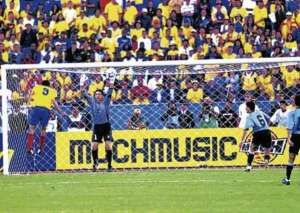 Momento en que Kaviedes marc&oacute; el gol de la clasificaci&oacute;n ante Uruguay. Foto: Internet