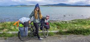 La brasile&ntilde;a Fabiana Lando, de 24 a&ntilde;os, posa con su bicicleta y equipaje en Puerto Natales (Chile).