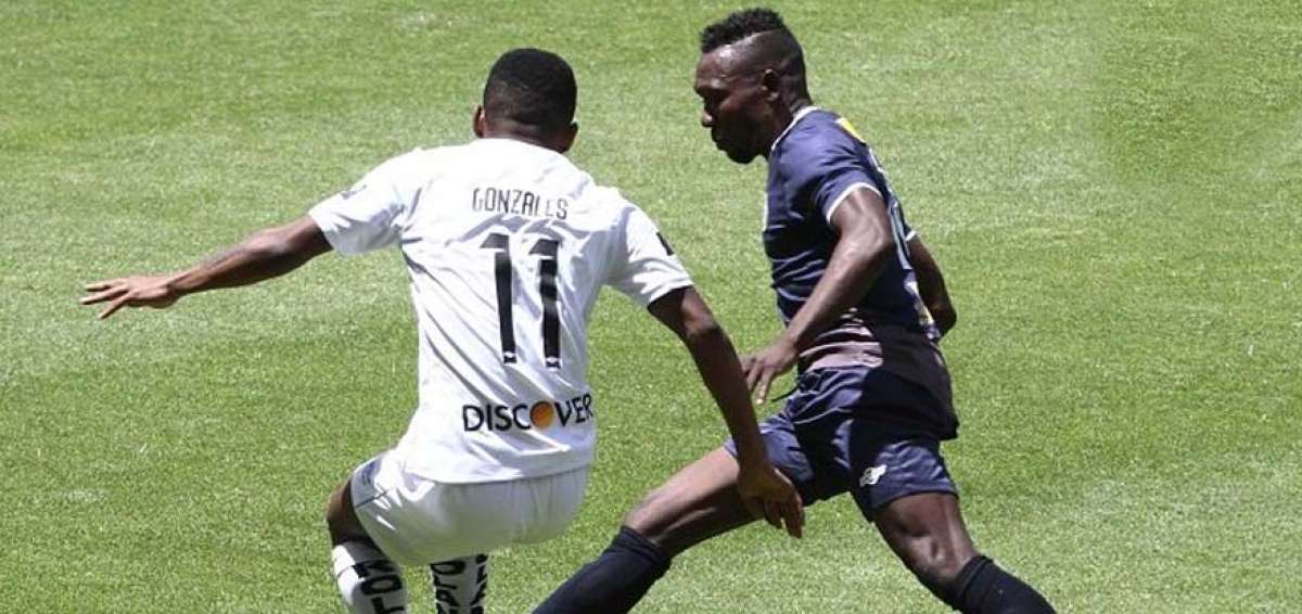 Walter Ayov&iacute; (azul) debut&oacute; con la camiseta del City.