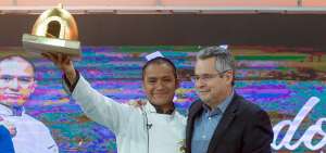 &Aacute;ngel Armas (izq.), sostiene el galard&oacute;n del primer lugar, junto a Fernando Larenas, director de EL TEL&Eacute;GRAFO.