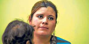 Evelyn Hern&aacute;ndez, esposa del exgendarme, espera una respuesta a la solicitud de indulto presidencial. Foto: Andres Darquea.