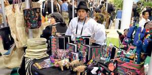 En varios stands se exhibe la producci&oacute;n de las micro, peque&ntilde;as y medianas empresas participantes. Foto: Eduardo Escobar.