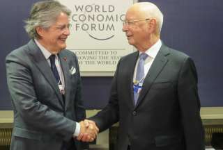 El presidente Guillermo Lasso (izq.) junto a Klaus Schwab, presidente ejecutivo del Foro Económico Mundial. 
