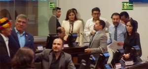 Sof&iacute;a Esp&iacute;n (blanco) con sus colegas de la Revoluci&oacute;n Ciudadana protestaron por suspender la votaci&oacute;n.