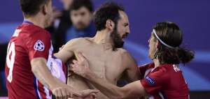 Juanfran Torres (c) clasific&oacute; a su equipo para los cuartos por tercer a&ntilde;o consecutivo en la Champions League.