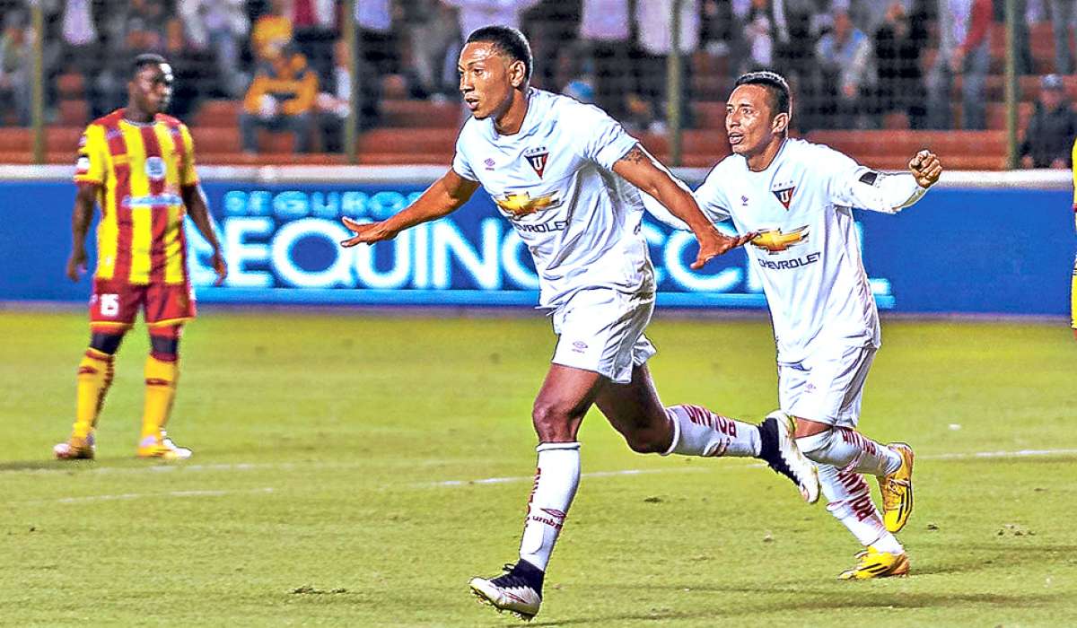 El volante Jos&eacute; Quinteros (izq.) celebra el tanto de la victoria de Liga de Quito junto a su compa&ntilde;ero Holger Matamoros (der.), ayer en el estadio Casa Blanca. Foto: Miguel Jim&eacute;nez / El Tel&eacute;grafo