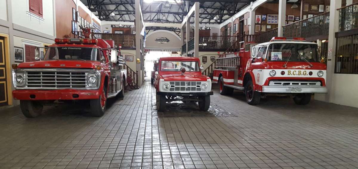 Modelos de veh&iacute;culos antiguos se muestran a los visitantes. El lugar guarda la historia de los incendios.      