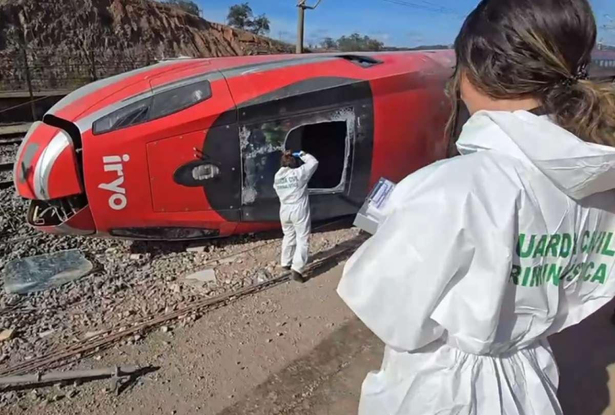 Investigadores analizan el tramo de v&iacute;a donde descarril&oacute; el tren de alta velocidad en C&oacute;rdoba.