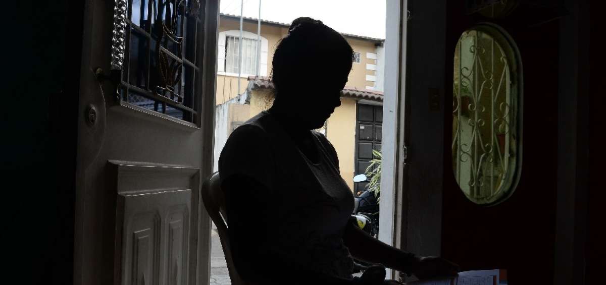 Roxana empez&oacute; a consumir drogas desde los 15 a&ntilde;os. Un amigo del curso le regal&oacute; su primera dosis y consumi&oacute; hasta los 17 a&ntilde;os. Ella recibi&oacute; las materias en una casa de acogida. 