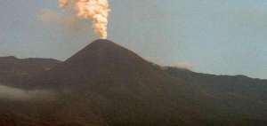 Emisiones de m&aacute;s de mil metros sobre volc&aacute;n Reventador