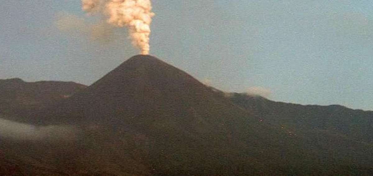 Emisiones de m&aacute;s de mil metros sobre volc&aacute;n Reventador