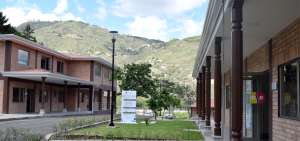El edificio se levanta al ingreso del cant&oacute;n Gualaceo, en la provincia del Azuay, y tiene un &aacute;rea de 5.765,81 m&sup2;.