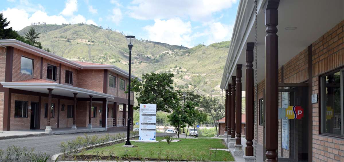 El edificio se levanta al ingreso del cant&oacute;n Gualaceo, en la provincia del Azuay, y tiene un &aacute;rea de 5.765,81 m&sup2;.
