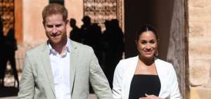 El pr&iacute;ncipe Enrique (i) de Inglaterra y su esposa, Meghan, duquesa de Sussex, visitan, este lunes, los jardines andalus&iacute;es de Rabat (Marruecos). 