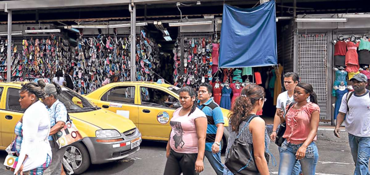 La intersecci&oacute;n de las calles Olmedo y Chimborazo es uno de los puntos que genera m&aacute;s ruido en la ciudad, seg&uacute;n un estudio del Fumcorat. Foto: Karly Torres / El Tel&eacute;grafo