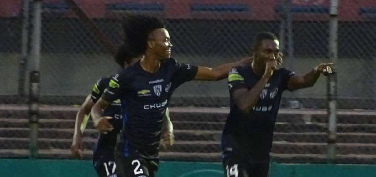 Renny Jaramillo (d) marc&oacute; dos goles contra River Plate de Uruguay en la semifinal del torneo, pero no podr&aacute; jugar la final tras ser suspendido.