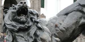 En medio del le&oacute;n estaba incrustada una flecha que fue sustra&iacute;da. Foto: Cortes&iacute;a.
