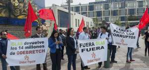 Con pancartas, caretas y banderas, miembros del movimiento pol&iacute;tico Unidad Popular protestaron en contra del vicepresidente Jorge Glas.