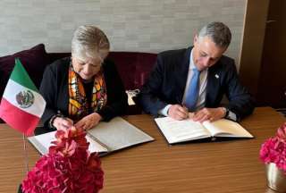 Alicia Bárcena (izq.) e Ignazio Cassi, tras la firma del acuerdo entre México y Suiza.