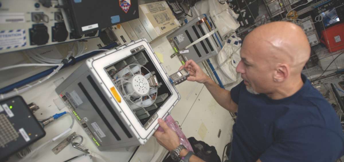Luca Parmitano coloca reactores de biominer&iacute;a en una centr&iacute;fuga a bordo de la Estaci&oacute;n Espacial Internacional.