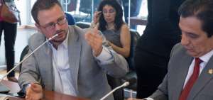 Juan Pablo Bermeo (izq.), director subrogante del Sercop, compareci&oacute; ante la Comisi&oacute;n del Derecho a la Salud para responder inquietudes.